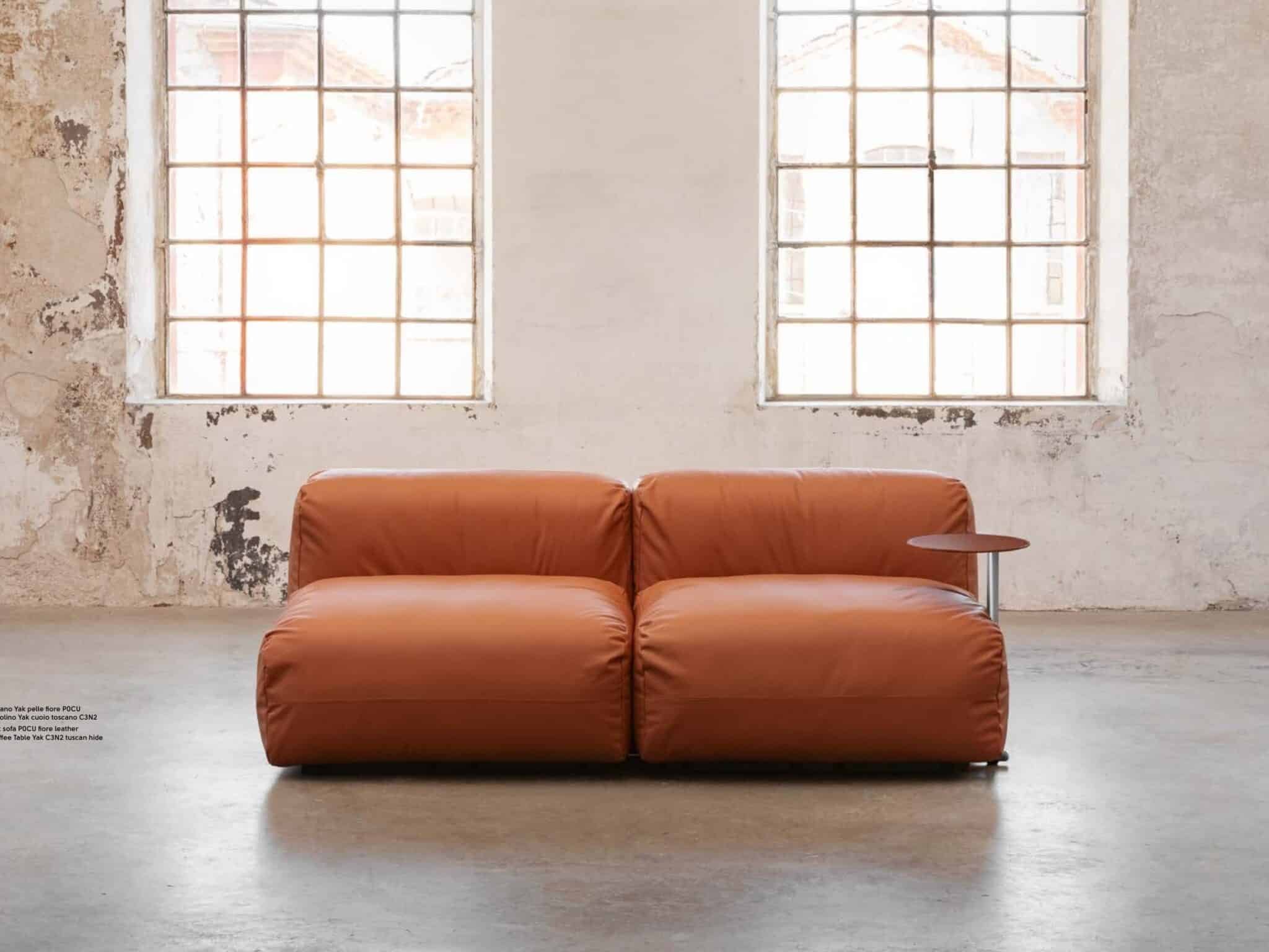 Sofa Yak modulaire cuir terracotta de Midj en loft industriel